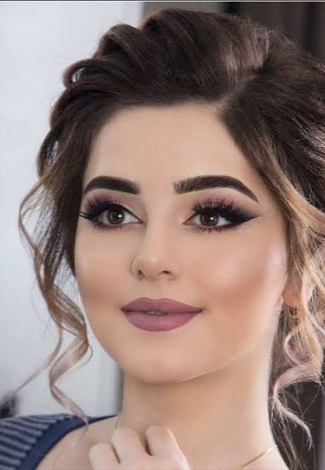 Party Makeup and Hairstyle at Home Evening Look